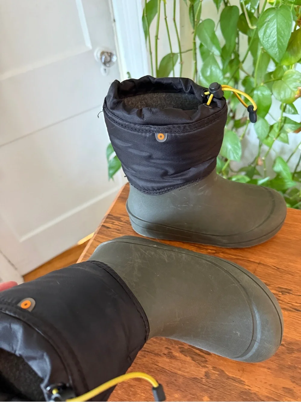 Kids Waterproof Snow Boots - Black and Olive size 1 youth
